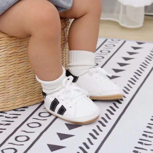 Παπουτσάκια τύπου sneakers λευκά με μαύρες γραμμές - Image 3