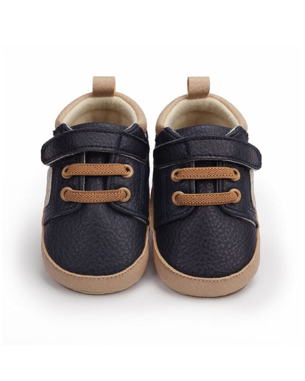 Παπουτσάκια τύπου sneakers μπλε σκούρο με καφέ λεπτομέρεια