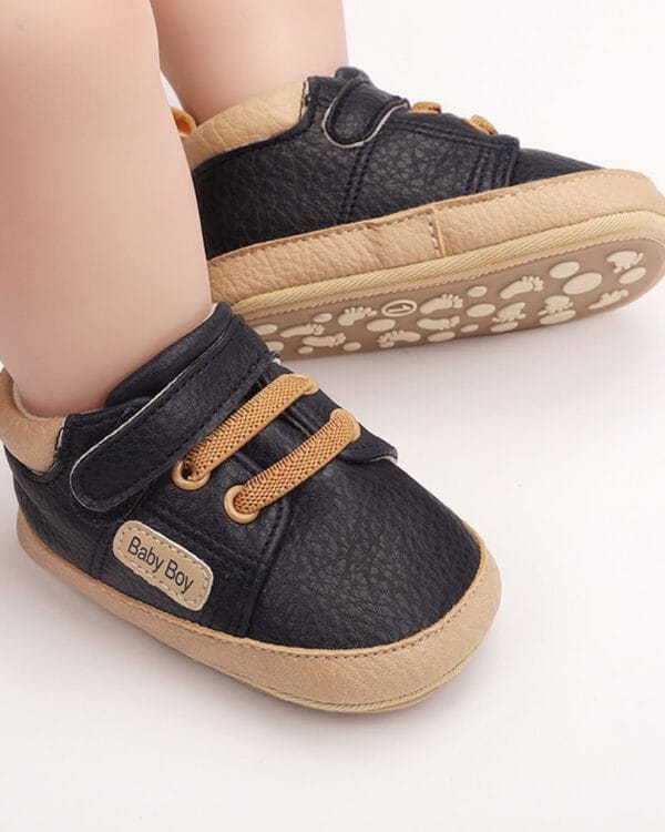 Παπουτσάκια τύπου sneakers μπλε σκούρο με καφέ λεπτομέρεια - Image 2