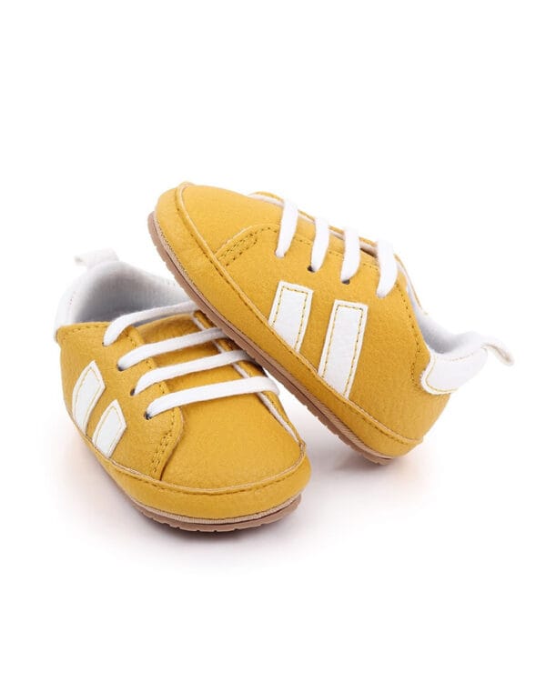 Παπουτσάκια τύπου sneakers κίτρινα με λευκές γραμμές - Image 3