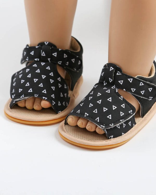 Πεδιλάκια αγκαλιάς σουέτ μαύρα με άσπρες λεπτομέρειες - Image 2