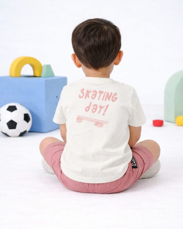 Παιδικό σετ λευκό-σάπιο μήλο Skating day με σορτς - Image 3