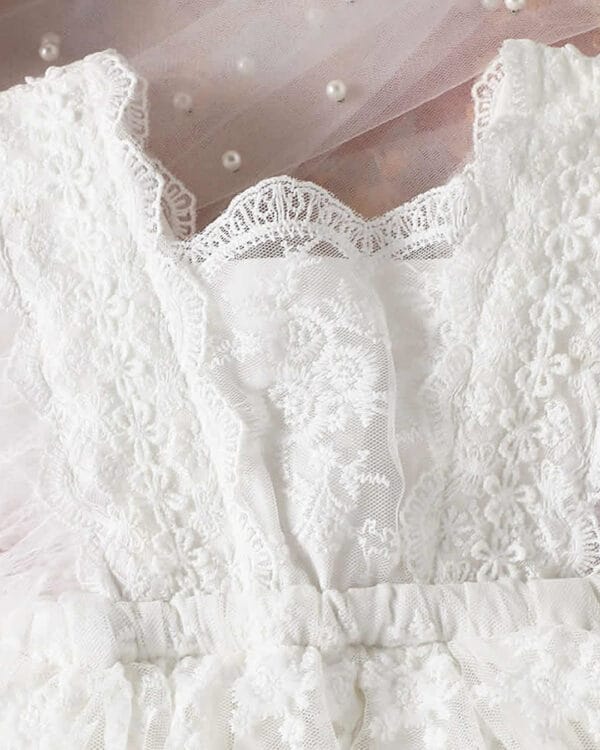 Βρεφικό κορμάκι λευκό με δαντέλα και πούπουλα - Image 3