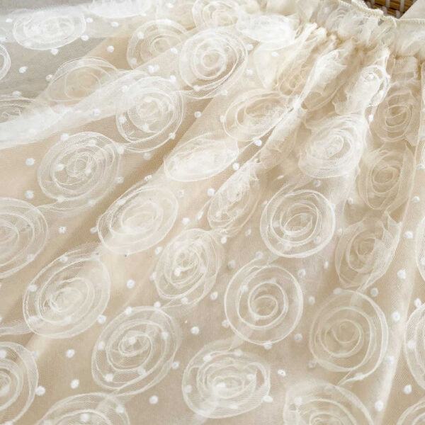 Βρεφικό κορμάκι εκρού τούλινο πουά με ανάγλυφα τριαντάφυλλα - Image 3