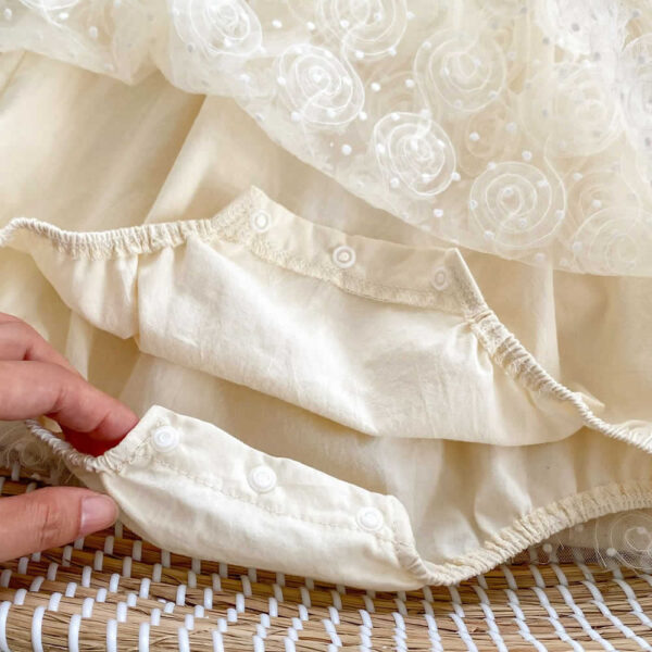 Βρεφικό κορμάκι εκρού τούλινο πουά με ανάγλυφα τριαντάφυλλα - Image 5