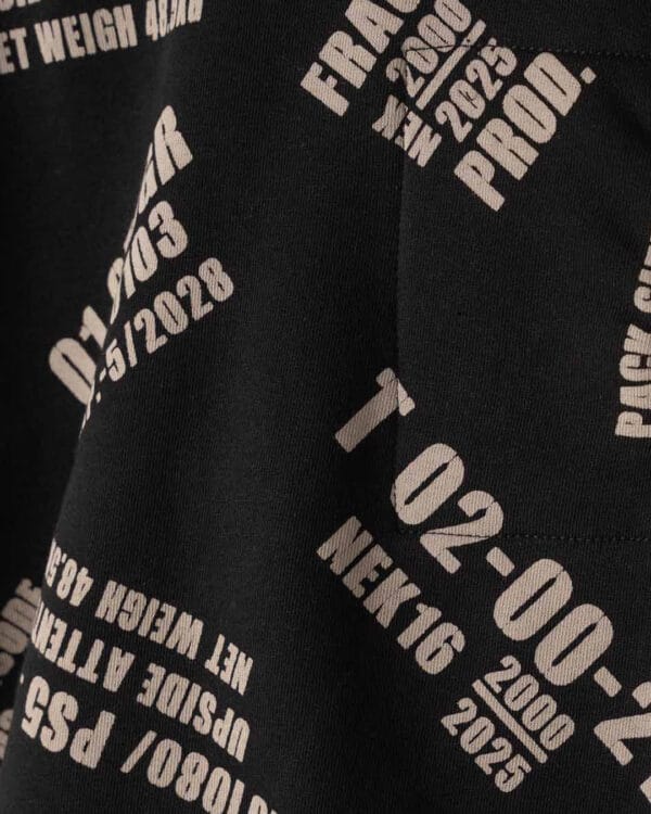 Παιδικό σετ φόρμας fleece μαύρο με γραμματάκια και κουκούλα - Image 2