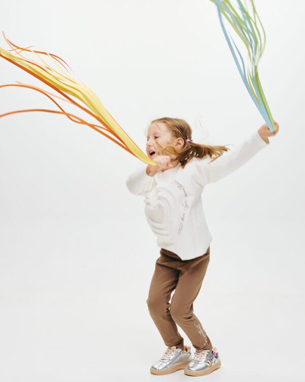 Παιδικό σετ αχνούδιαστο ζαχαρί-μόκα με κολάν Καρδιά - Image 3