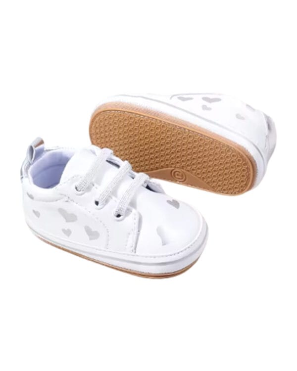 Παπουτσάκια αγκαλιάς λευκά sneakers με ασημί καρδούλες - Image 2