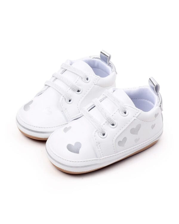 Παπουτσάκια αγκαλιάς λευκά sneakers με ασημί καρδούλες