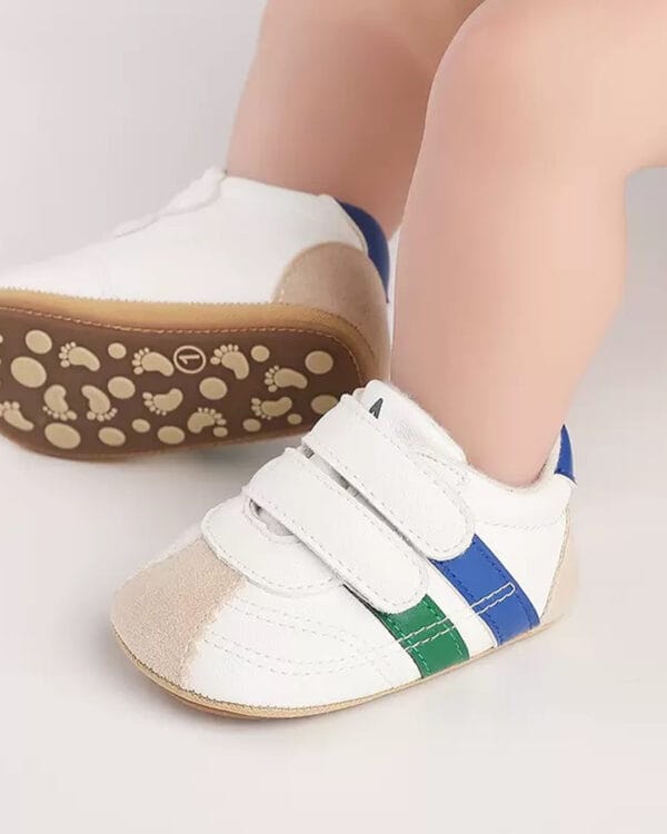Παπουτσάκια τύπου sneakers λευκά με ρίγες - Image 2