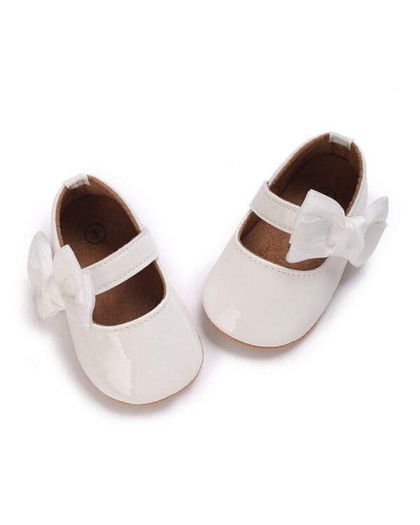 Μπαλαρίνες αγκαλιάς λευκές λουστρίνι με φιόγκο