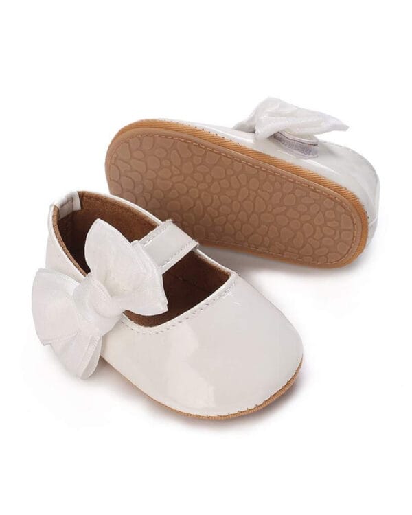 Μπαλαρίνες αγκαλιάς λευκές λουστρίνι με φιόγκο - Image 2