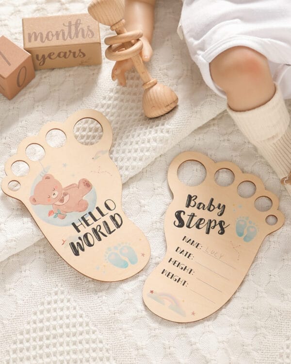 Ξύλινα διακοσμητικά πατουσάκια Hello World - Image 2