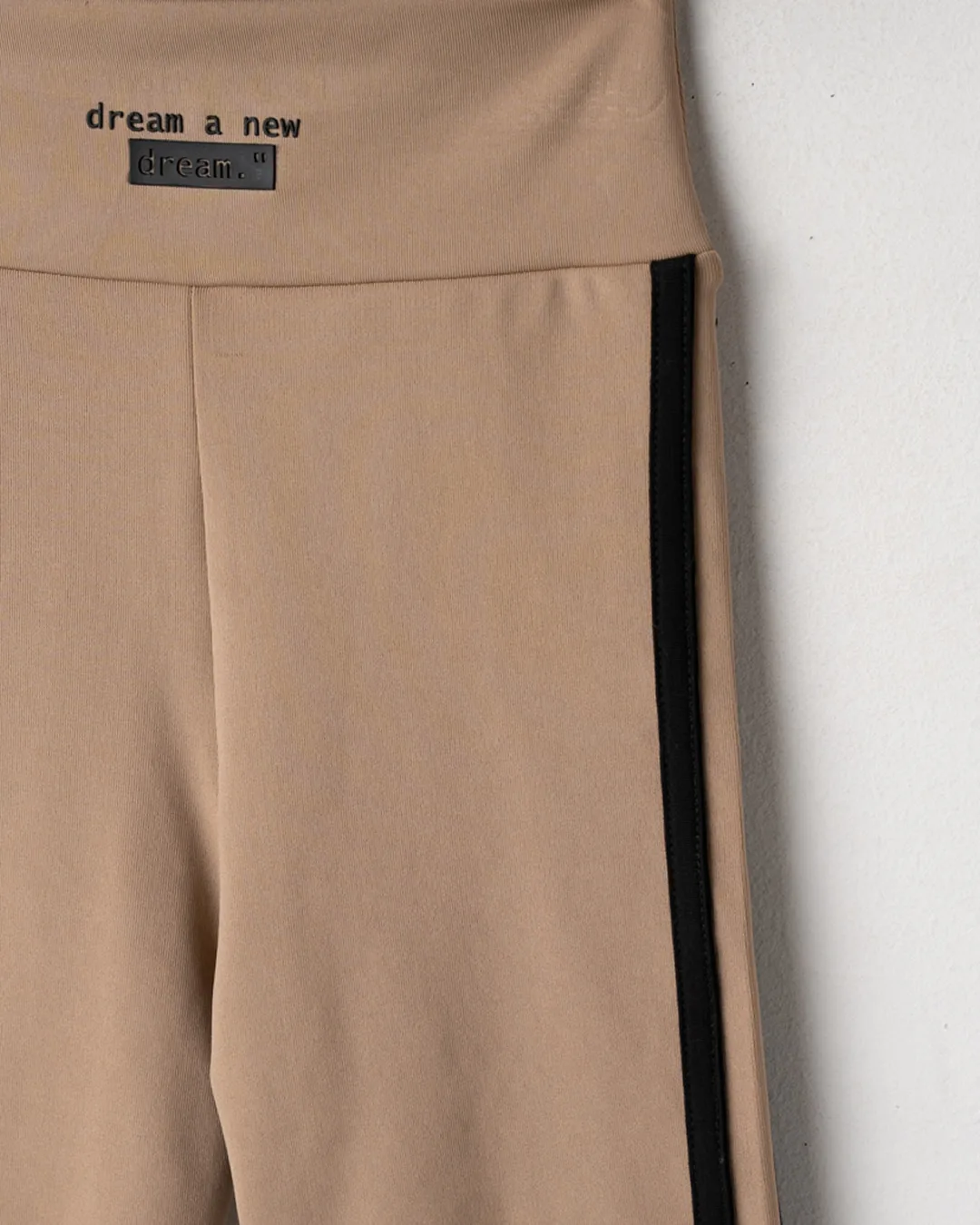 Παιδικό σετ σκούρο μπεζ με κολάν biker - Image 3