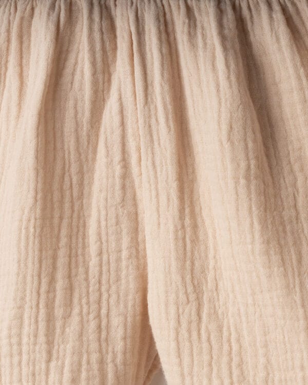 Βρεφικό σετ γαλάζιο-μπεζ με λινό σορτς και καπέλο - Image 4