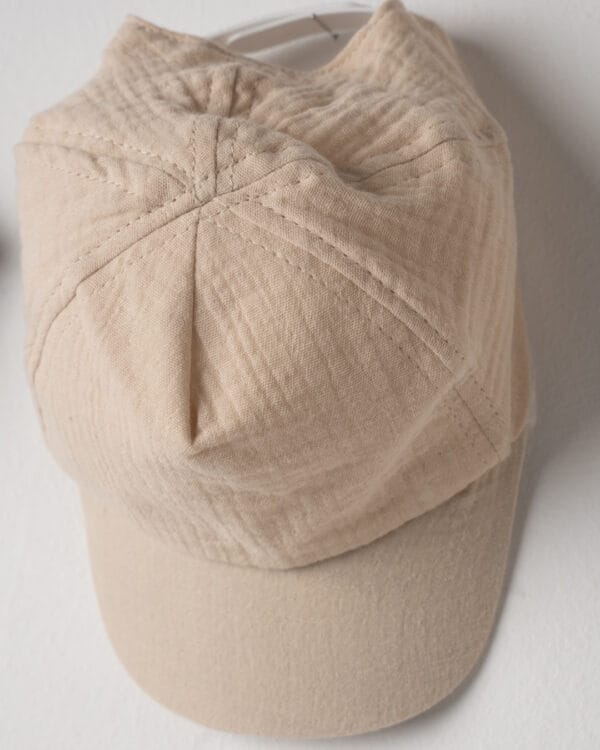 Βρεφικό σετ γαλάζιο-μπεζ με λινό σορτς και καπέλο - Image 3