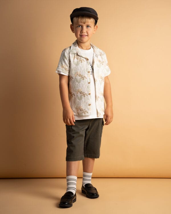 Παιδικό σετ ζαχαρί-χακί tropical με πουκάμισο (4τμχ) - Image 3