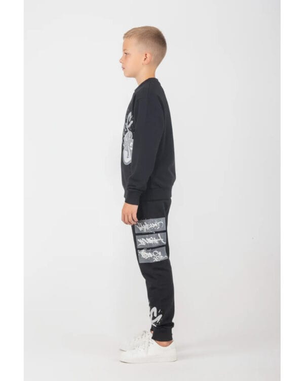 Παιδικό σετ φόρμας αχνούδιαστο μαύρο Jyc graffiti - Image 2