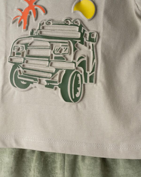 Βρεφικό σετ γκρι-λαδί με ανάγλυφο Αυτοκίνητο και καπέλο - Image 2