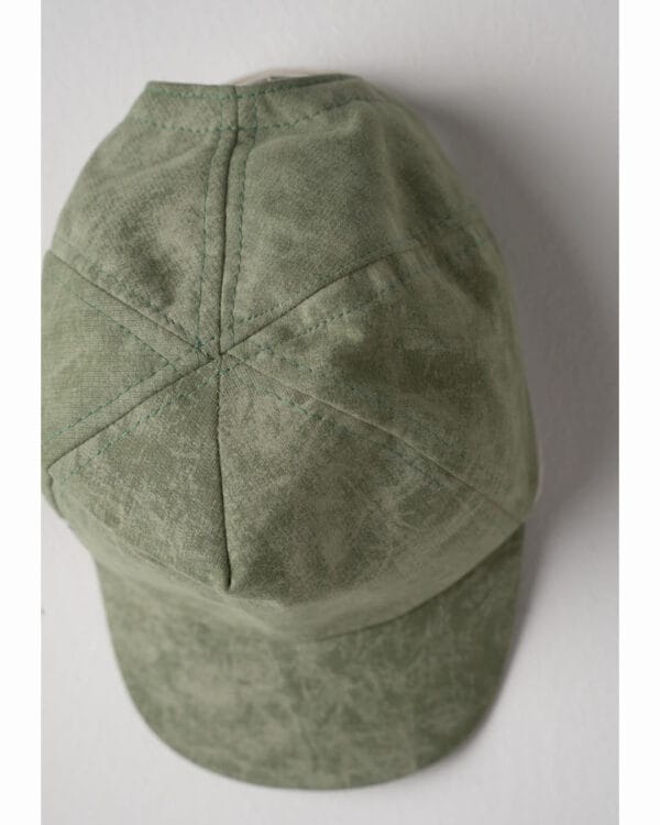 Βρεφικό σετ γκρι-λαδί με ανάγλυφο Αυτοκίνητο και καπέλο - Image 3