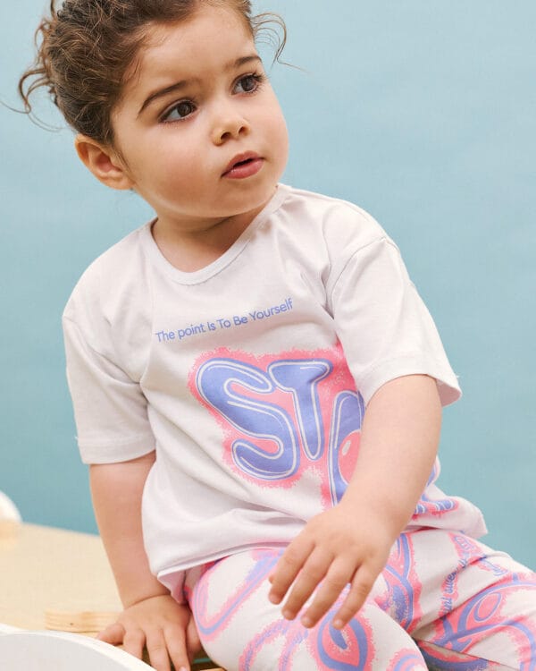 Παιδικό σετ λευκό-ροζ fluo με κολάν capri και scrunchie Κερασάκια - Image 2