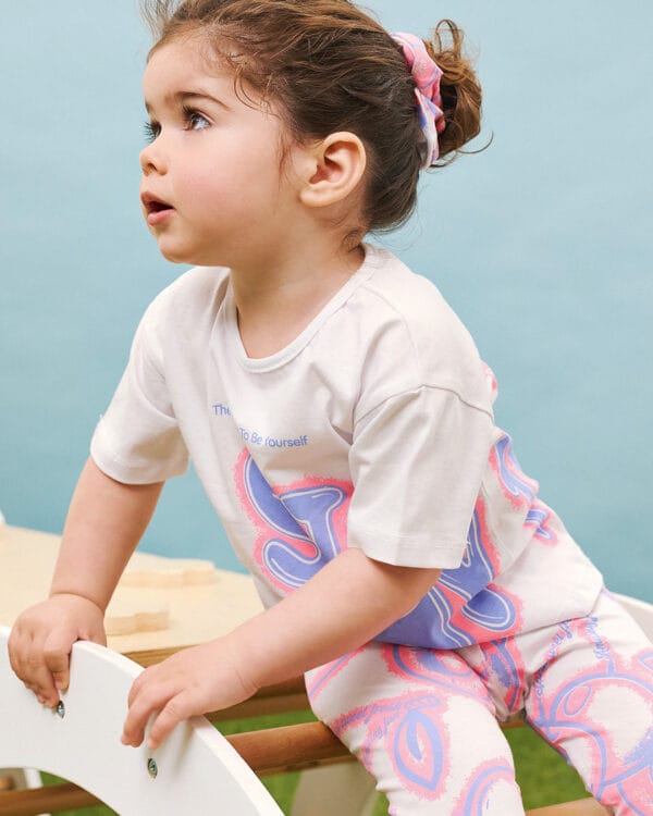 Παιδικό σετ λευκό-ροζ fluo με κολάν capri και scrunchie Κερασάκια - Image 3