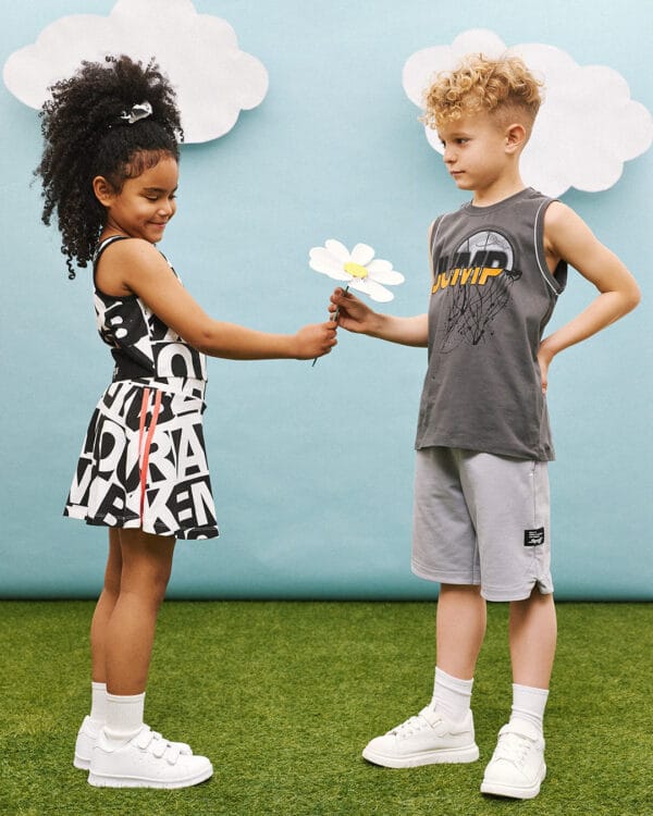 Παιδικό σετ λευκό-μαύρο με σορτς/φούστα και scrunchie - Image 3