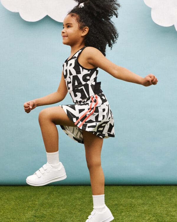 Παιδικό σετ λευκό-μαύρο με σορτς/φούστα και scrunchie - Image 2