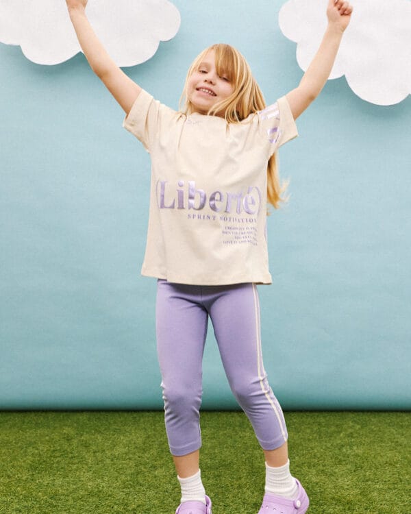 Παιδικό σετ μπεζ-μωβ με κολάν capri - Image 3