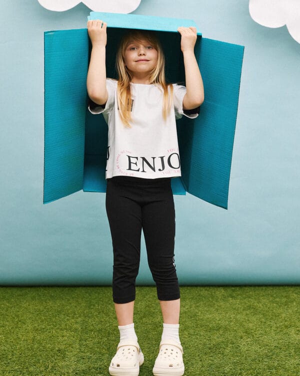 Παιδικό σετ λευκό-μαύρο με κολάν capri Enjoy life - Image 3