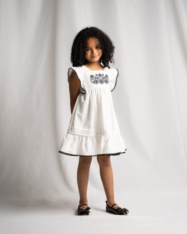 Παιδικό φόρεμα λευκό με μαύρες λεπτομέρειες - Image 2