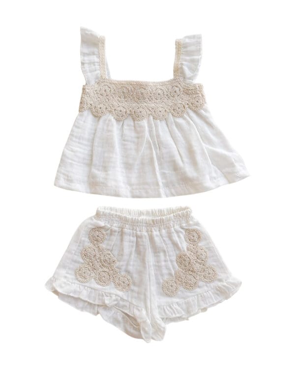 Παιδικό σετ λευκό λινό με μακραμέ δαντέλα και σορτς