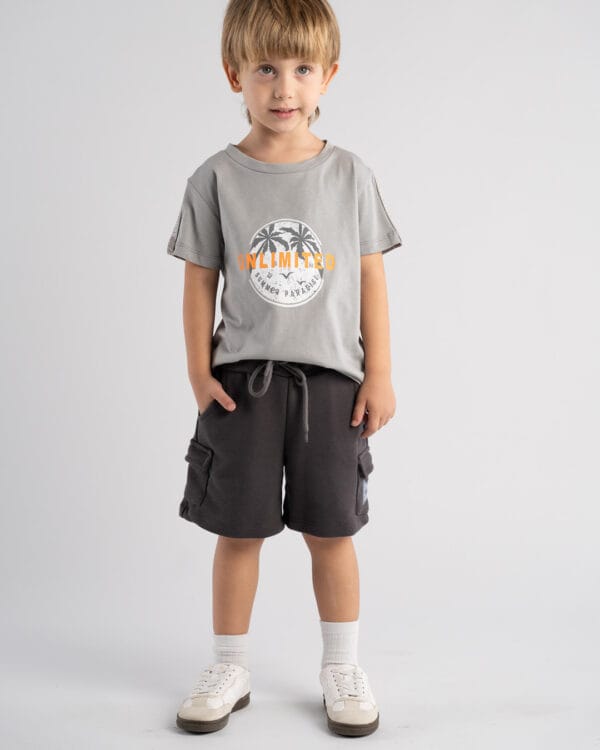 Παιδικό σετ φυστικί-γκρι με σορτς cargo - Image 2