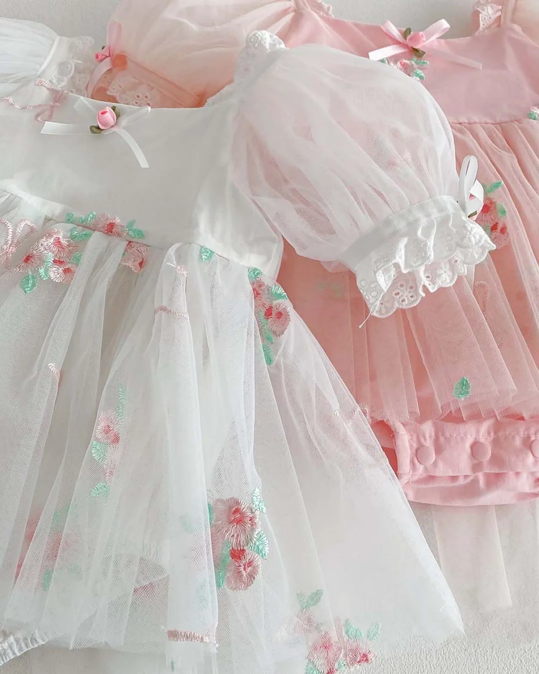 Βρεφικό κορμάκι-φόρεμα ροζ τούλινο με κεντημένα λουλουδάκια - Image 2