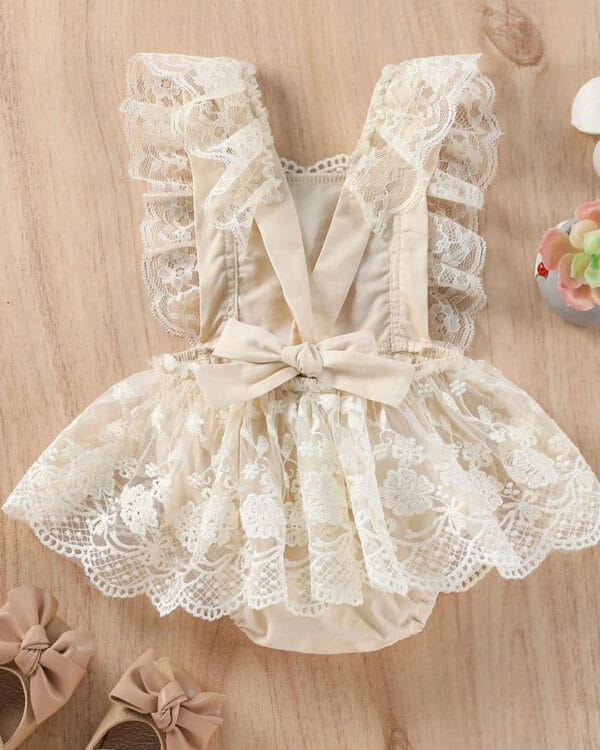 Βρεφικό κορμάκι εκρού με δαντελίτσα - Image 2