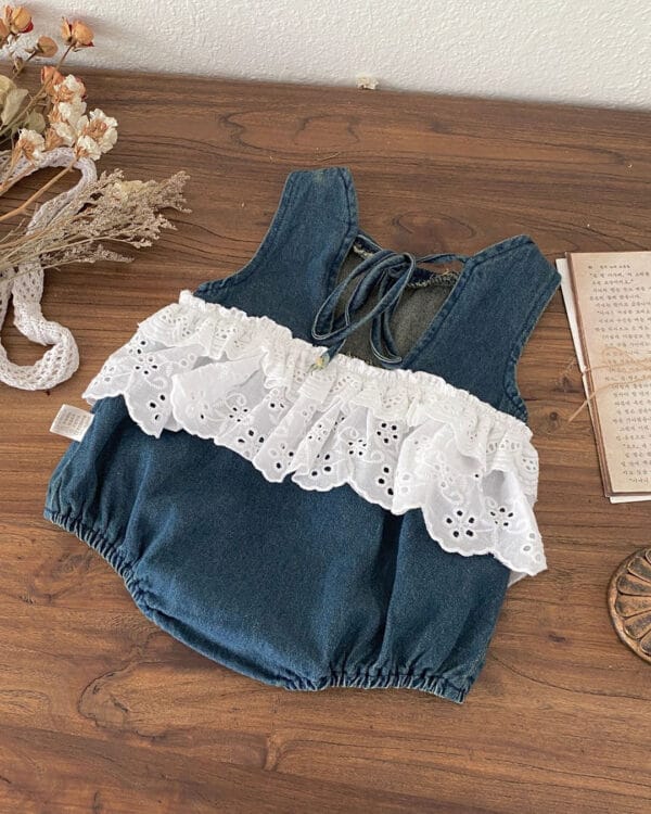 Βρεφικό κορμάκι φιγούρας τζιν με κιπούρ δαντέλα - Image 3