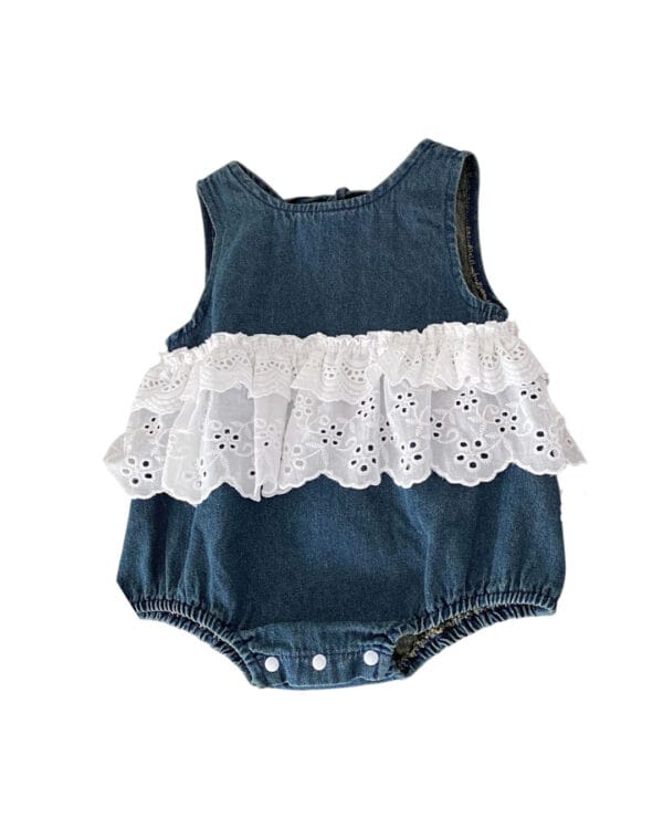 Βρεφικό κορμάκι φιγούρας τζιν με κιπούρ δαντέλα