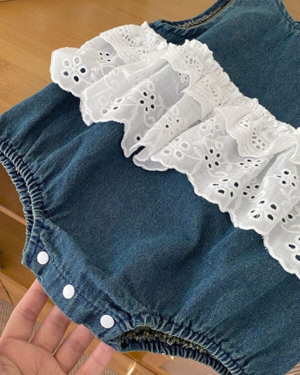 Βρεφικό κορμάκι φιγούρας τζιν με κιπούρ δαντέλα - Image 2