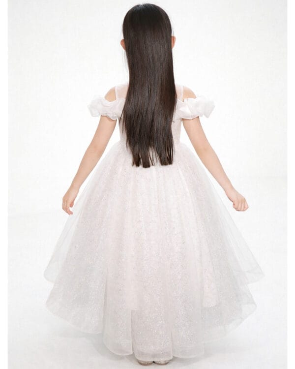 Παιδικό φόρεμα λευκό με ιδιαίτερους ώμους και λάμψη - Image 2