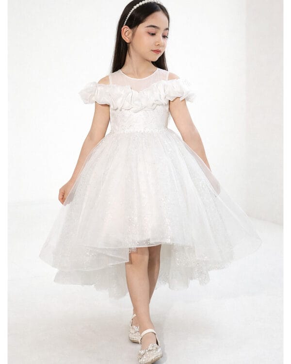 Παιδικό φόρεμα λευκό με ιδιαίτερους ώμους και λάμψη