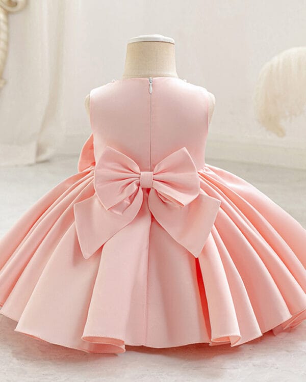 Παιδικό φόρεμα σομόν σατινέ με πέρλες και χάντρες - Image 3