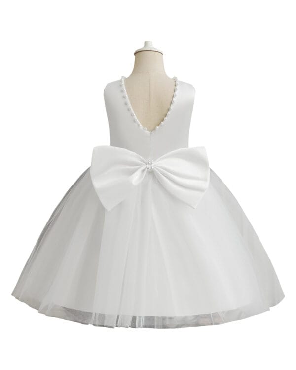 Παιδικό φόρεμα λευκό minimal chic με πέρλες - Image 3