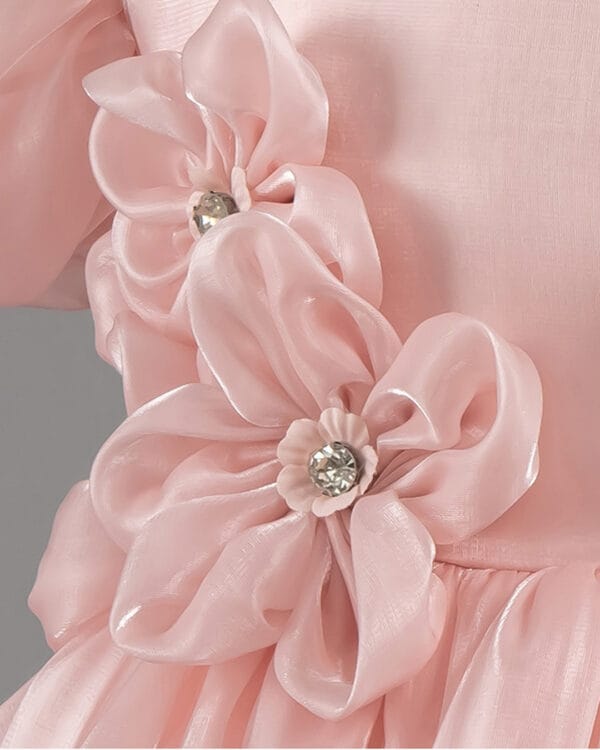 Παιδικό φόρεμα ροζ σατινέ με 3D λουλουδάκια - Image 2