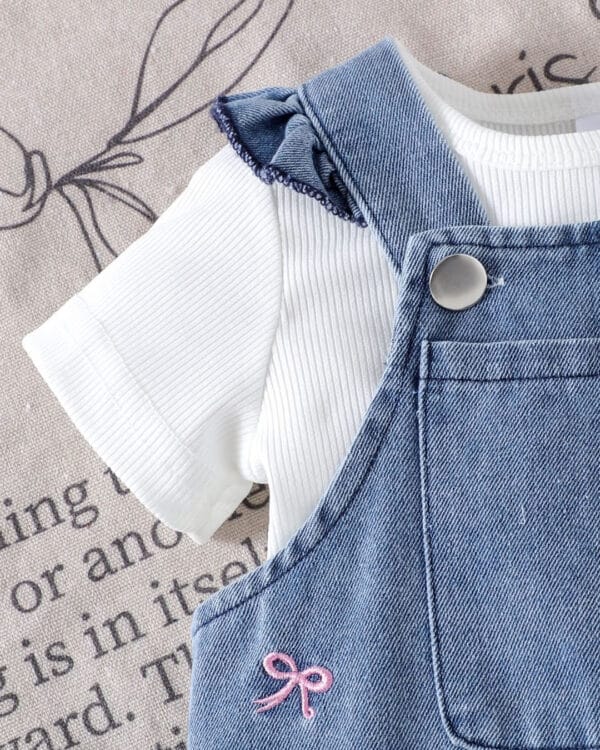 Βρεφικό σετ λευκό-τζιν με σαλοπέτα με φιογκάκια - Image 2