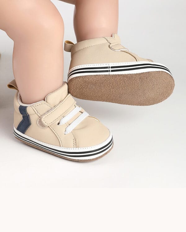 Παπούτσια αγκαλιάς μπεζ sneakers από δερματίνη - Image 2