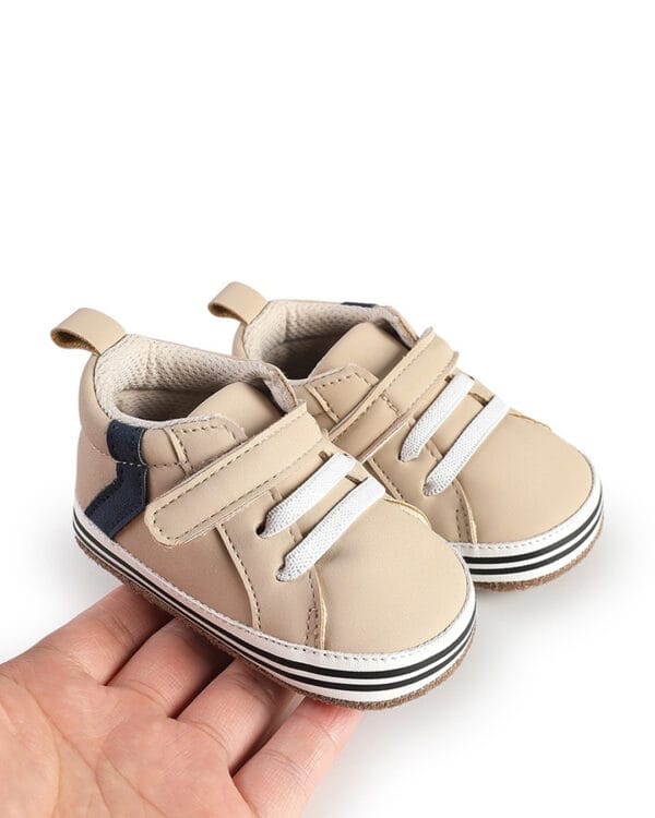 Παπούτσια αγκαλιάς μπεζ sneakers από δερματίνη - Image 3