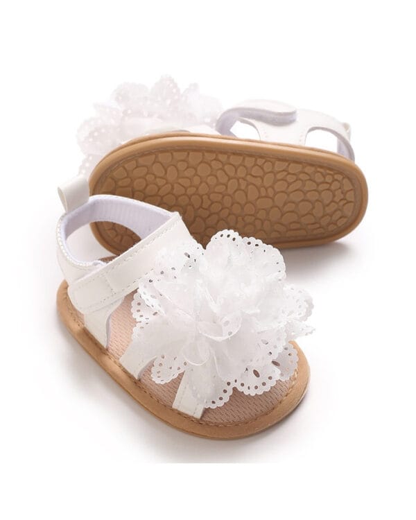 Πέδιλα αγκαλιάς λευκά με εντυπωσιακό λουλούδι - Image 3