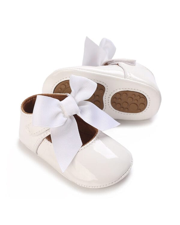 Μπαλαρίνες αγκαλιάς λευκές λουστρίνι με φιόγκο - Image 3