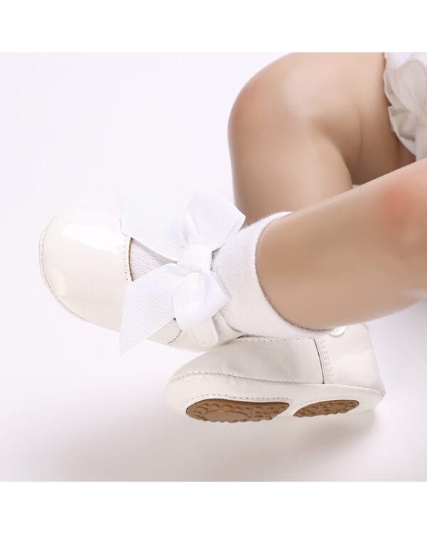 Μπαλαρίνες αγκαλιάς λευκές λουστρίνι με φιόγκο - Image 4