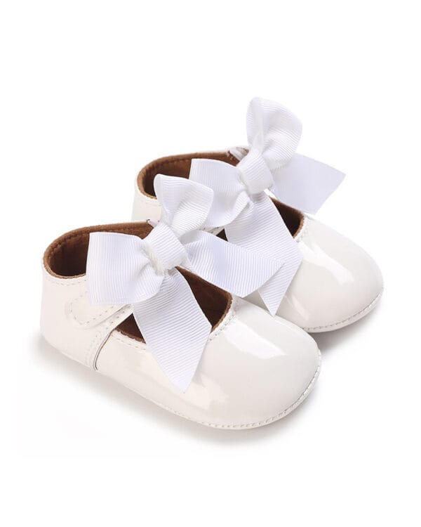 Μπαλαρίνες αγκαλιάς λευκές λουστρίνι με φιόγκο